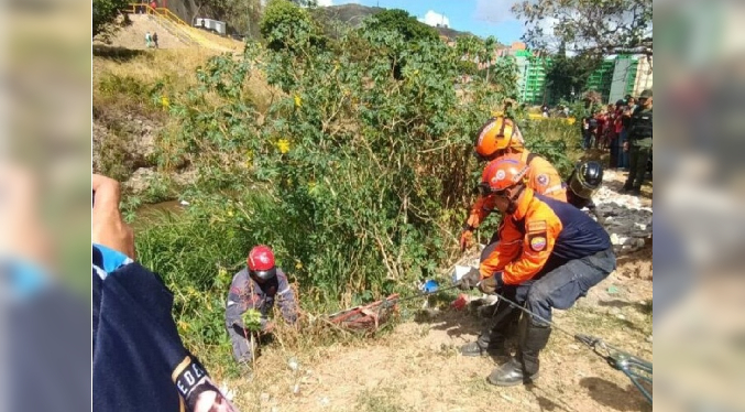 Bomberos de Caracas rescatan a un hombre que cae al río Guaire en Caricuao