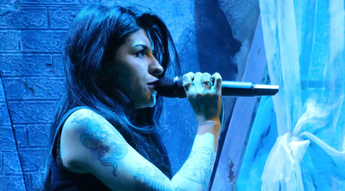 Cazzu rinde homenaje a Thalía durante su concierto en el Auditorio Nacional de México