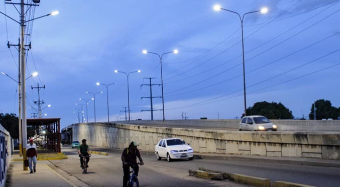 Nuevas luminarias en el corredor vial Hugo Chávez benefician a cinco parroquias de Maracaibo