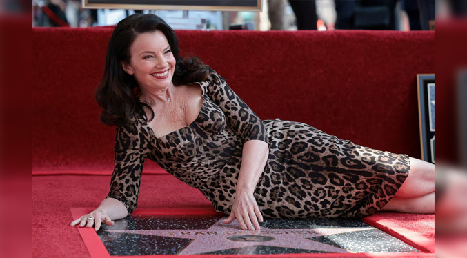 Fran Drescher recibe una estrella en Hollywood acompañada por el elenco de The Nanny