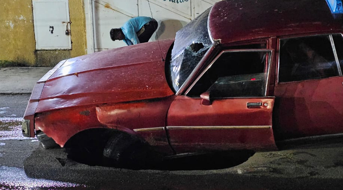 Múltiples vehículos caen en un hueco en Las Tunas