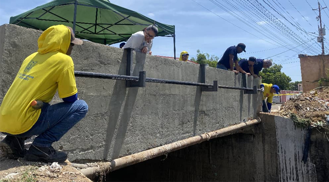 Alcaldía de Maracaibo instala tubería aérea de gas doméstico para 1500 familias en Venancio Pulgar
