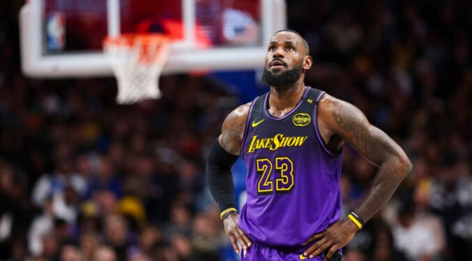 LeBron James es criticado por su truco publicitario para promocionar una marca de bebidas