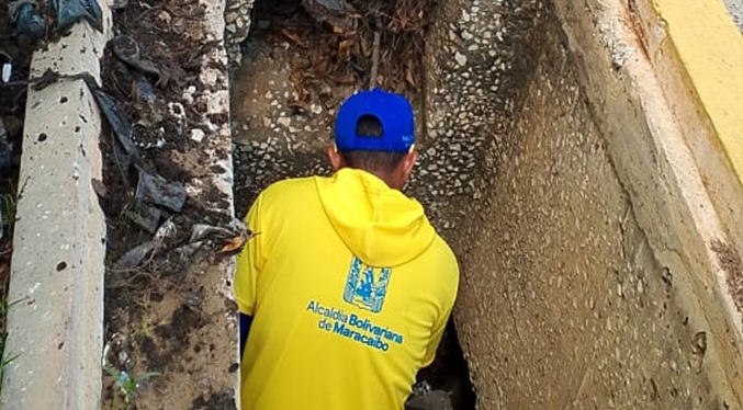 Alcaldía de Maracaibo remueve una tonelada de desechos en los drenajes en la plaza Zapara
