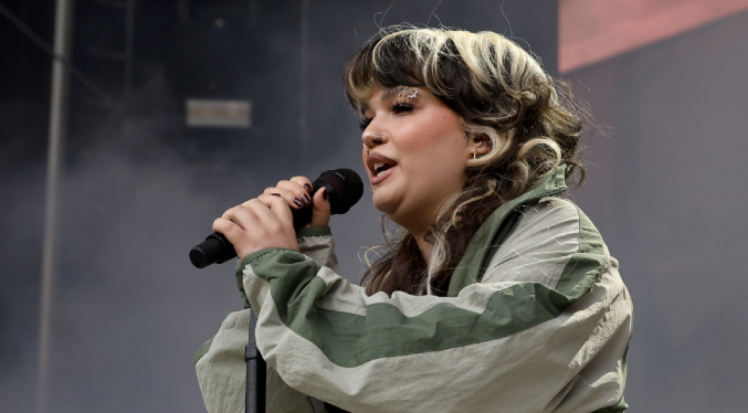 La cantante Lola Young cancela todos sus conciertos tras haberse desmayado en el escenario