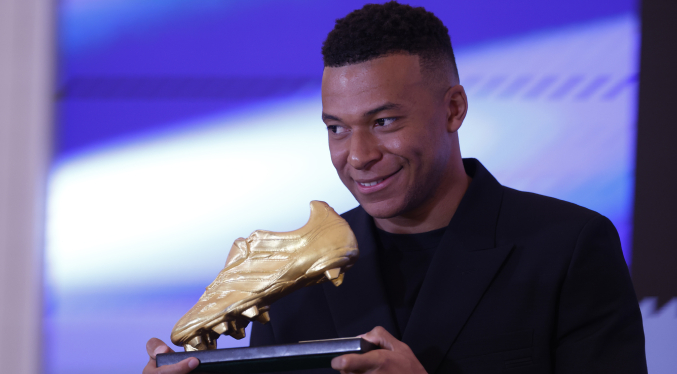 Mbappé recibe la Bota de Oro de la temporada 2024-2025