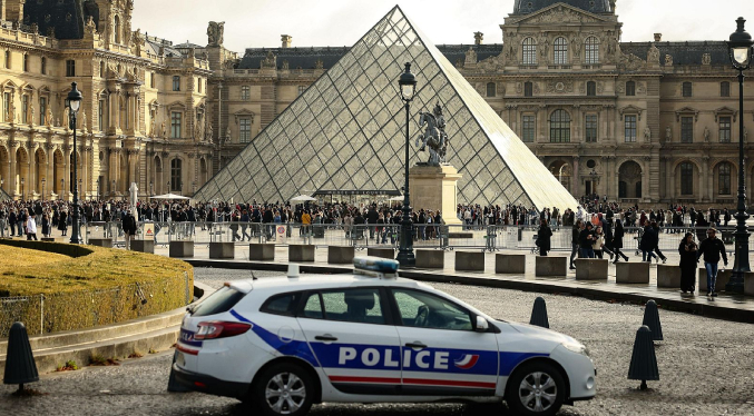 Los dos detenidos por el robo del Louvre «reconocieron parcialmente los hechos»