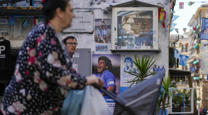 La Policía de Nápoles confisca camisetas y objetos de Maradona vendidos cerca de su mural