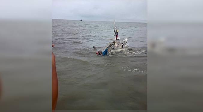 Rescatan a la tripulación de un remolcador tras su hundimiento en el Lago
