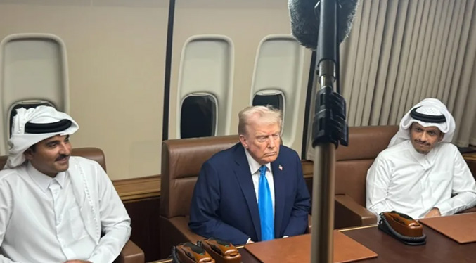 Trump hace en Catar una breve parada en su viaje hacia Malasia