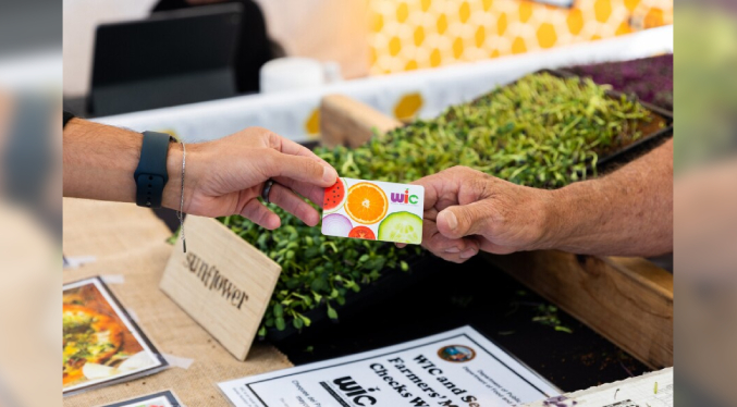 Cierre del gobierno amenaza programa de ayuda alimentaria del que dependen millones de familias de EEUU