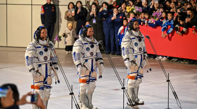 China envía a su más joven astronauta al espacio