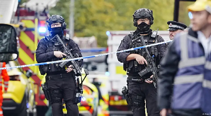 Ataque fuera de una sinagoga en Mánchester deja dos muertos