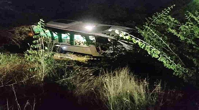 Más de 20 lesionados deja vuelco de un autobús con pasajeros en Falcón