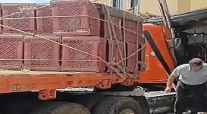 Camión de carga se estrella contra reconocida panadería en Carabobo