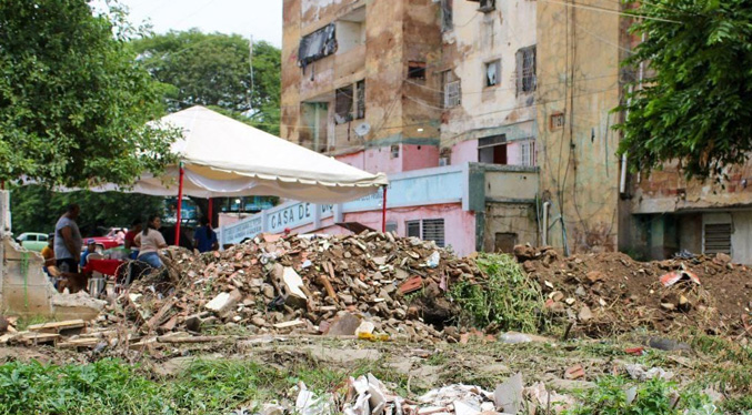 Despejan calle obstruida y colector colapsado en el barrio Andrés Eloy Blanco