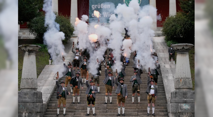 Concluye feria cervecera Oktoberfest en Alemania, con tradicional saludo bávaro