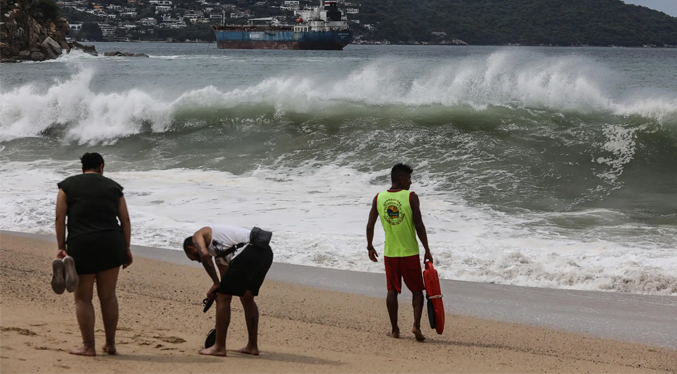 Huracán Priscilla pasa a categoría 2 mientras avanza por el Pacífico mexicano