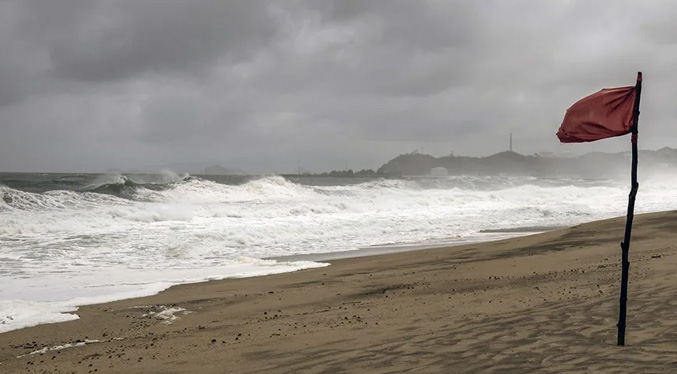 Priscilla se intensifica y sube a huracán de categoría 1 en el Pacífico de México