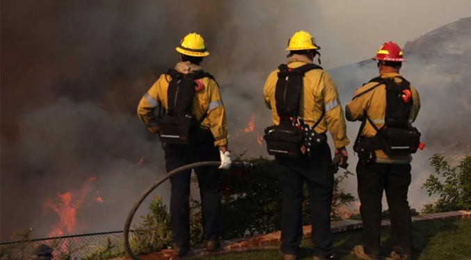 Arrestan a un hombre por el incendio en California, que dejó doce muertos