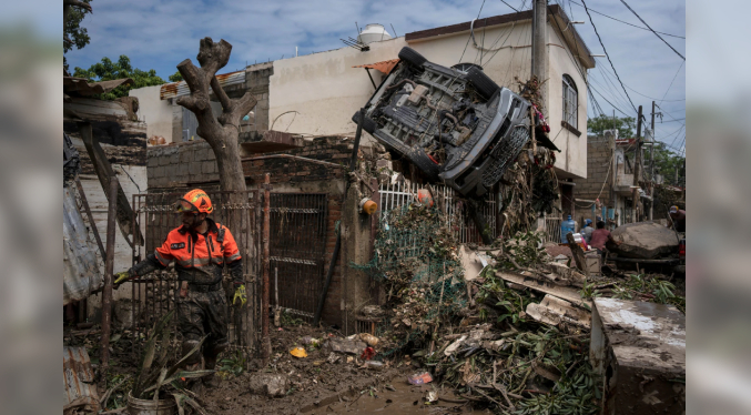 México lucha por acceder a más de 300 pueblos incomunicados tras las lluvias torrenciales