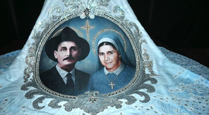 Develan y bendicen los mantos que lucirá Nuestra Señora del Rosario de Chiquinquirá