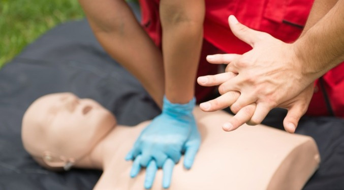 Cardiólogos recomiendan el ritmo de algunas canciones para masajes ante parada cardíaca