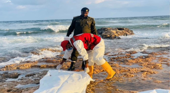 Dieciocho migrantes mueren en un naufragio frente a las costas de Libia