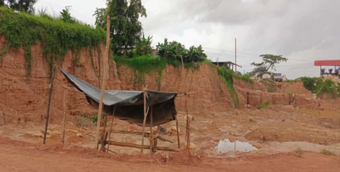 Mineros quedan atrapados en yacimiento de oro por el colapso de estructuras