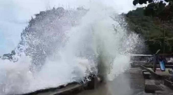 Autoridades están alerta ante alto oleaje por el paso de la onda tropical en Aragua