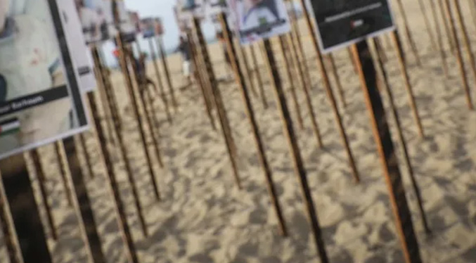 Activistas levantan en la playa de Copacabana un «cementerio» con los niños muertos en Gaza
