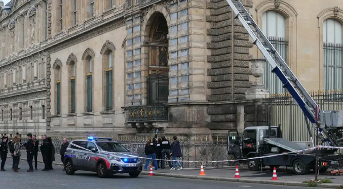 Detienen a cinco personas más en la investigación del robo de joyas en el Louvre