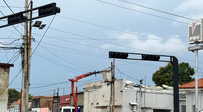 Alcaldía instala nuevos semáforos digitales en 15 intersecciones de la avenida Bella Vista