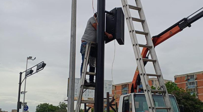 Alcaldía de Maracaibo instala 84 semáforos digitales