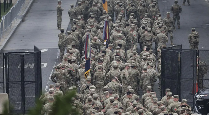 Llegan a Chicago un centenar de soldados de la Guardia Nacional de Texas