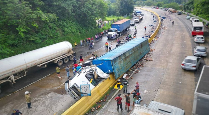 Un fallecido tras volcar gandola de carga en la autopista Valencia – Puerto Cabello