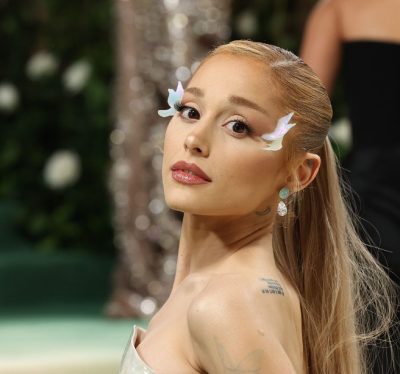Ariana Grande se lleva tremendo susto tras ser ‘agredida’ por fan durante alfombra de ‘Wicked’