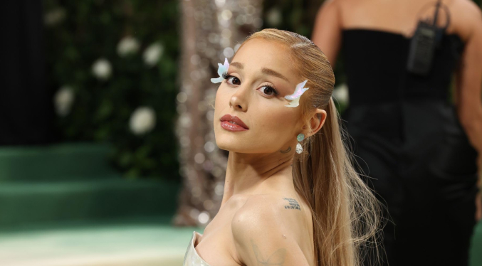 Ariana Grande se lleva tremendo susto tras ser ‘agredida’ por fan durante alfombra de ‘Wicked’
