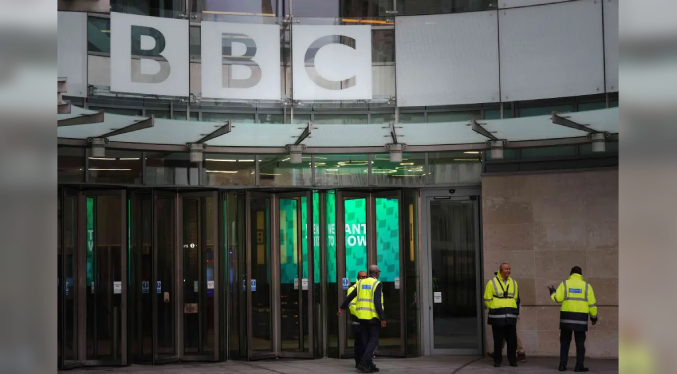 Gobierno británico envuelto en disputa entre Trump y la BBC