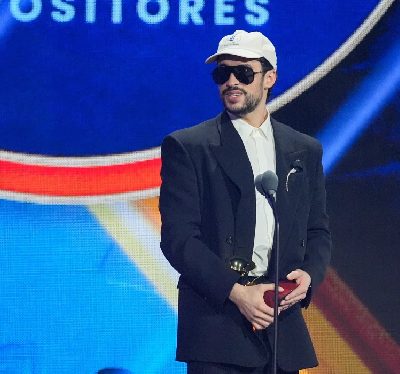 Bad Bunny gana el Latin Grammy al álbum del año por “DeBÍ TiRAR MáS FOToS”