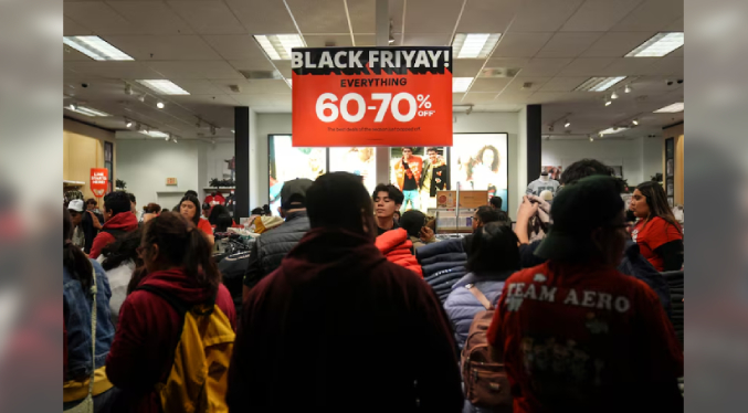 Estadounidenses gastan miles de millones el Black Friday pese a la incertidumbre económica