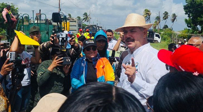 Gobernador anuncia que antes de Navidad la Guajira venezolana tendrá listos 70 kilómetros asfaltados