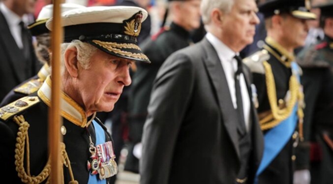 Carlos III formaliza la retirada del título de príncipe a su hermano Andrés