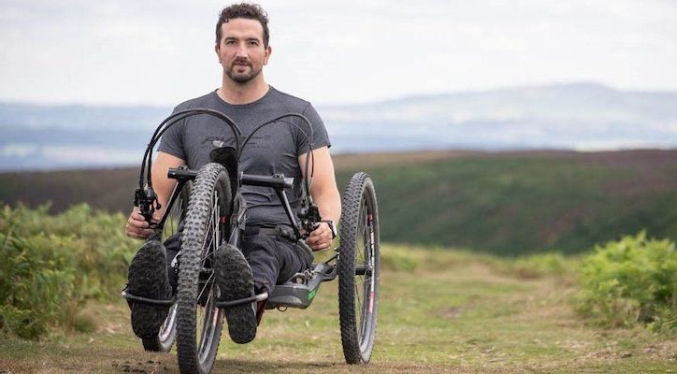 Un parapléjico británico busca romper barreras con un récord de esquí en la Antártida