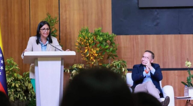 Delcy Rodríguez dice que envío de barcos para amenazar «militarmente» no es el camino