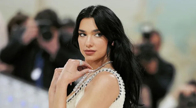 Petro respalda a Dua Lipa tras las aglomeraciones de fanáticos frente a su hotel en Bogotá