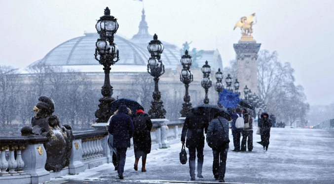 Francia amanece bajo alerta amarilla por nieve en más de la mitad del país