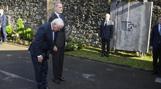 El presidente alemán homenajea en Guernica a las víctimas del bombardeo nazi de 1937