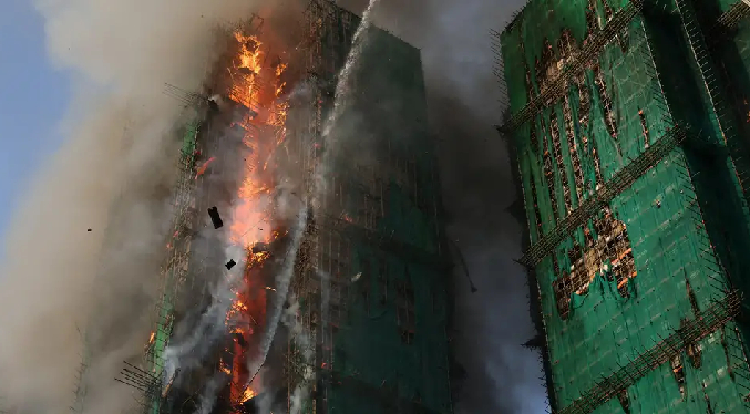 Incendio en edificio de Hong Kong deja al menos 4 muertos