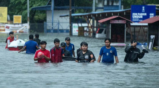 Más de 11 mil evacuados por inundaciones en Malasia